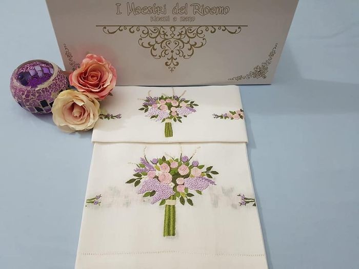 Spectacular 1 + 1 hand towels in 100% pure linen with Bouquet embroidery in full stitch by hand - Linen - AFTER 2000
