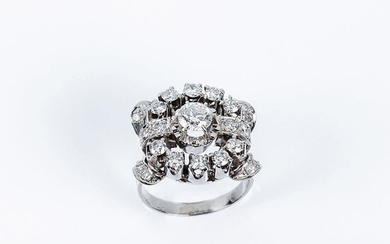 Splendid vintage ring in solid white gold and diamonds...