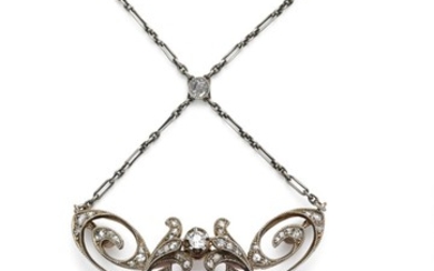 St. Petersburg-jeweler, 1908–1917: A Russian Belle Époque 14k gold and silver amethyst and diamond pendant. H. 5.5 cm. L. chain 39 cm. Case enclosed. (2).