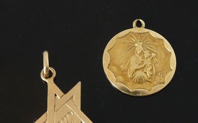 TWO MEDALS in yellow gold, a Star of David and a Virgin and Child. Weight 4,3 g