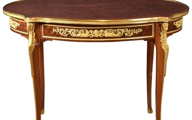Table basse ovale en acajou et bronze dore de style Louis XVI. Fin XIXème siècle...