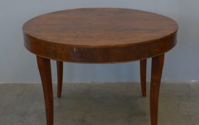 Tavolo con piano tondo in noce, gambe mosse. Inizio secolo XIX (cm 110x77) (difetti e restauri)