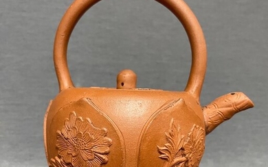 Teapot - Yixing - Ceramic - Magnificent - High handled - Peonies and lotus - Sprout formed as lotus leaf - Original lid - China - Kangxi (1662-1722)