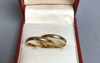 Two gold wedding rings (to be checked). 3,8...