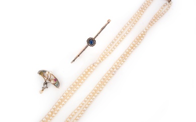 Une collection de bijoux, comprenant : un bracelet en saphir de forme coussin et diamant...
