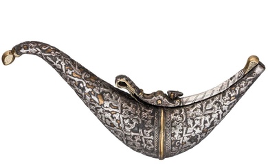 Une poudrière indienne décorée d'argent, 19e siècle Corne à poudre incurvée en laiton, travaillée en...