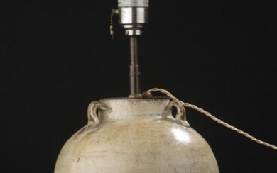 Vase en grès émaillé crème Chine, dynastie Tang (618-907) La panse renflée, l'épaulement orné de...