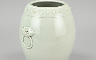 Vase en porcelaine chinoise céladon en forme de tonneau avec des têtes de chauve-souris. Marque...