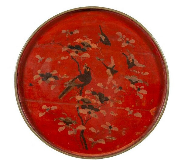 Vassoio in legno laccato rosso decorato con