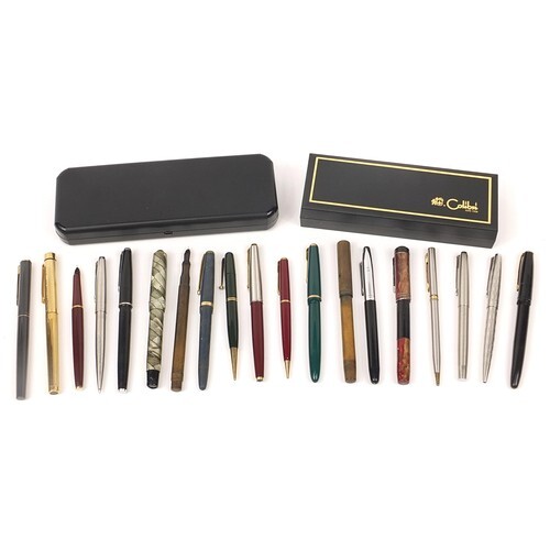 Vintage and later pens, some with gold nibs including Parker...