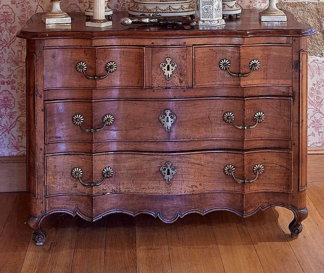 Walnut regional COMMODE, opening by three drawers with...