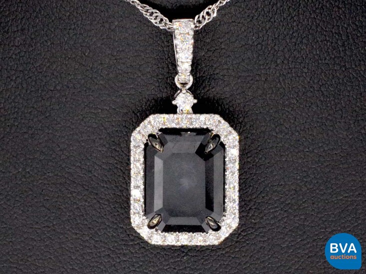 White gold entourage pendant with a black diamond and brilliant cut diamonds.