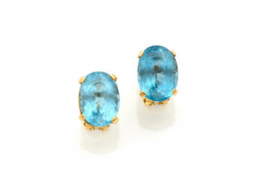 Yellow gold lobe earrings with light blue topaz in all ct. 23.40 circa, g 10.69 circa, length cm 1.70 circa.