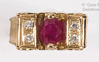 Yellow gold ring set with a rectangular ruby with cut-off...