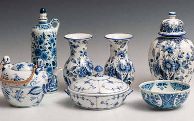 Zeven stuks divers blauw wit porselein & aardewerk, waaronder Hutschenreuther