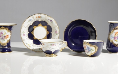 Zwei Mokkatassen, zwei Vasen, Porzellanmanufaktur Meissen, 20. Jahrhundert
