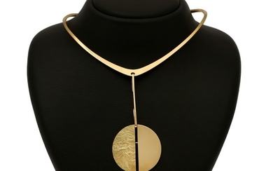 Bent Gabrielsen: A neck ring with a detachable pendant/brooch of 14k gold. Neck ring diam. 13 cm. Pendant/brooch diam. 4 cm. (3)