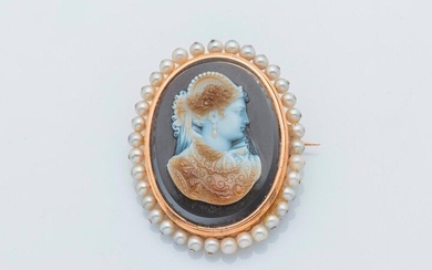 14 karat (585 thousandths) yellow gold brooch adorned with an agate cameo depicting the straight profile of a Renaissance fashionable woman, surrounded by pearls.
