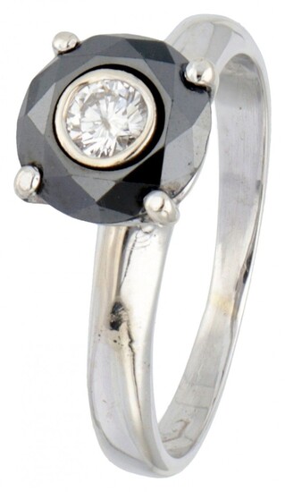 18K. White gold ring set with approx. 0.12 ct. diamond and black stone.