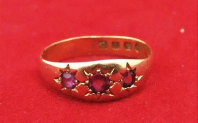 18ct yellow gold ring with 3 small rubies, 2.3...
