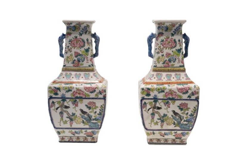 2 Famille rose vases with handles | 2 Famille rose Vasen mit Henkeln