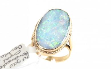 AN OPAL DOUBLET RING IN 9CT GOLD, SIZE L