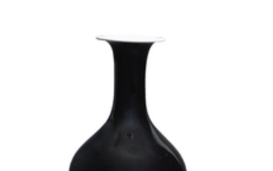 A mirror-black-glazed bottle vase