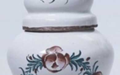 PILULIER Couvert en faïence de forme balustre à piédouche, décor de petit feu d'un cartouche de roses, inscription : PILULAE Anté Ci...