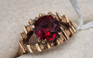 9ct yellow gold ring set with a round cut garnet stone. [Rin...
