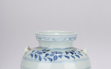 A BLUE AND WHITE FLORAL HANDLED JAR