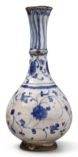 A BLUE AND WHITE POTTERY BOTTLE, OTTOMAN PROVINCES, LATE 16TH/EARLY 17TH CENTURY
