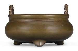 A BRONZE ROPE-HANDLED TRIPOD CENSER 17TH/18TH CENTURY
