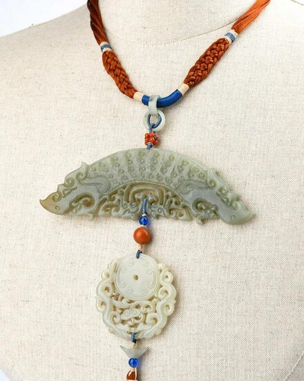 A CARVED WHITE JADE NECKLACE.QING PERIOD