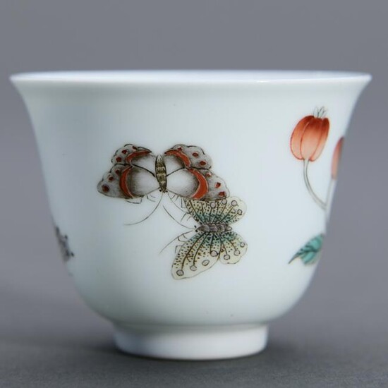A CHINESE FAMILLE ROSE PORCELAIN CUP WITH KANGXI MARK
