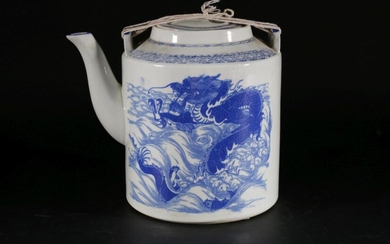 A Chinese blue and white teapot featuring dragon H:20cm