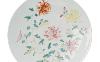A Chinese enamelled porcelain dish painted with chrysanthemums. Late Qing. Diam. 35...