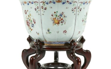 A Chinese export porcelain jardiniere, 18th/early 19th