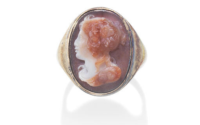 A GOLD AND AGATE CAMEO RING, EARLY 19TH CENTURY