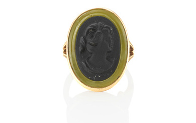 A GOLD AND HARDSTONE CAMEO RING