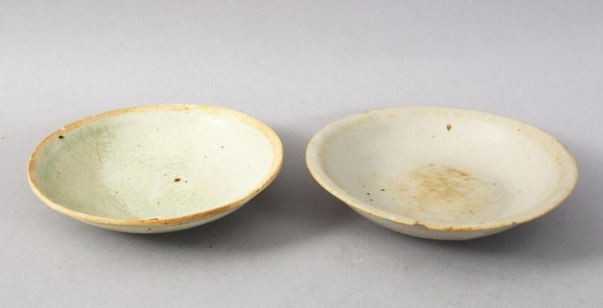 A GOOD PAIR OF EARLY CHINESE POTTERY BOWLS, 14cm & 13cm