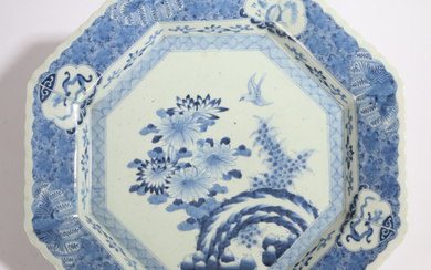 A LARGE CHINESE PORCELAIN DISH, 19TH CENTURY.