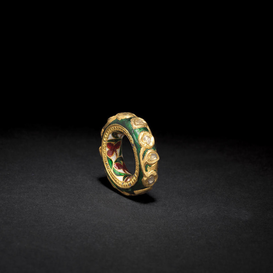 A Mughal diamond-set enamelled gold toe ring North India, 19th...