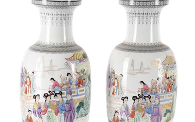 A PAIR OF CHINESE PORCELAIN VASES, EARLY 20TH CENTURY