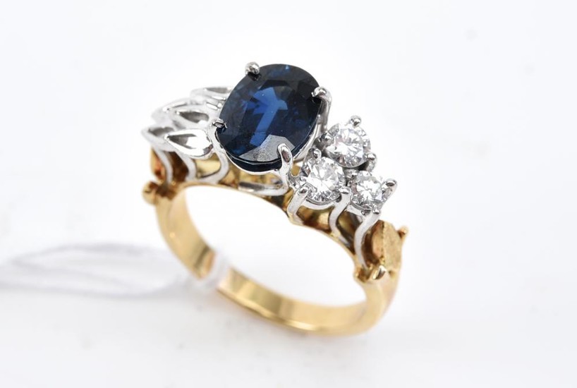 A RETRO SAPPHIRE AND DIAMOND CLUSTER RING IN TWO TONE 18CT GOLD, SIZE K