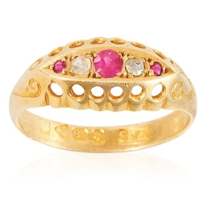 A RUBY AND DIAMOND RING in 18ct yellow gold, set with
