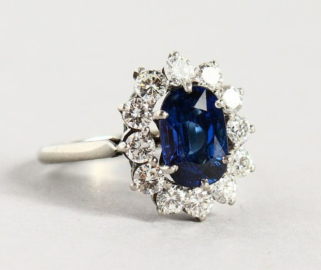 A VERY GOOD 18CT WHITE GOLD, SAPPHIRE AND DIAMOND RING.