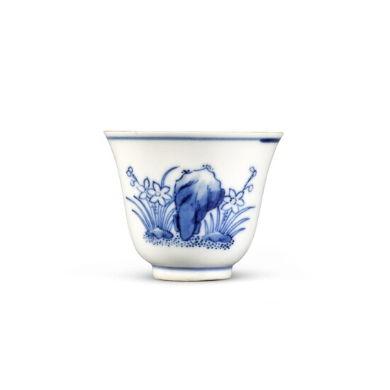 A blue and white wine cup Mark and period of Guangxu | 清光緒 青花花卉紋小盃 《大清光緒年製》款, A blue and white wine cup Mark and period of Guangxu | 清光緒 青花花卉紋小盃 《大清光緒年製》款