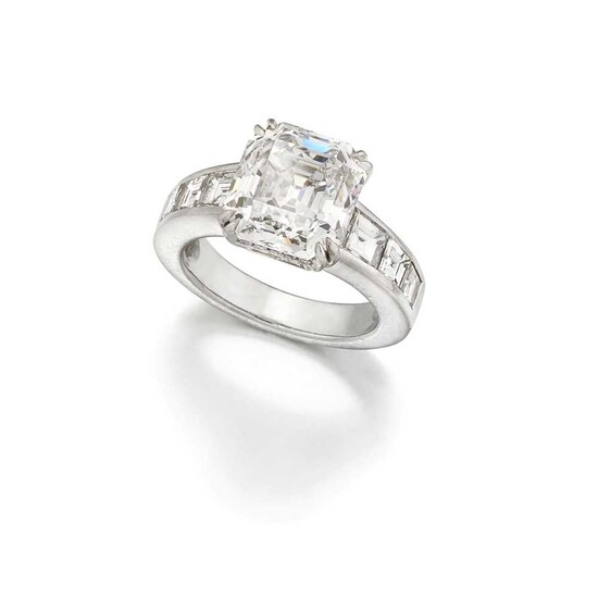 ◆ A diamond single-stone ring