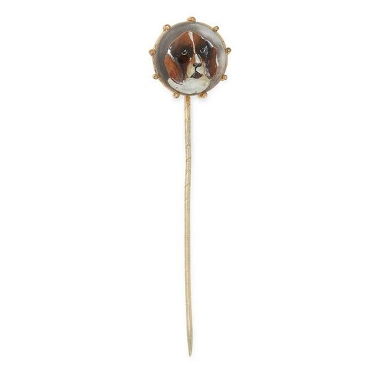 AN ANTIQUE ESSEX CRYSTAL DOG TIE PIN in yellow gold