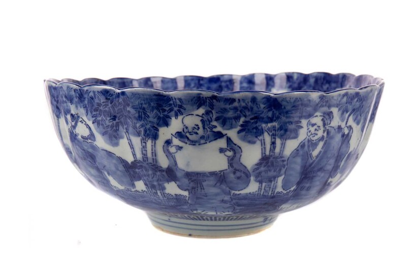 AN EARLY 20TH CENTURY CHINESE BLUE AND WHITE BOWL